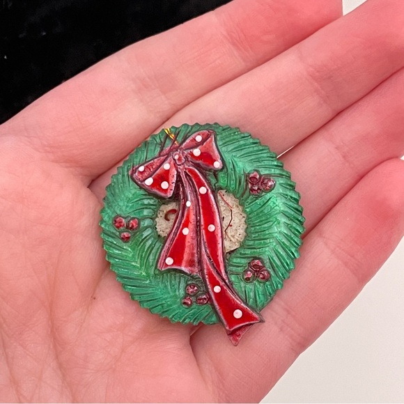 Vintage Plastic Christmas Winter Holiday Festive CottageCore Wreath Pin / Brooch - Picture 8 of 8